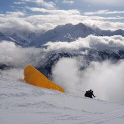 Tandemstart mit Orangener Gleitschirm in den Wolken