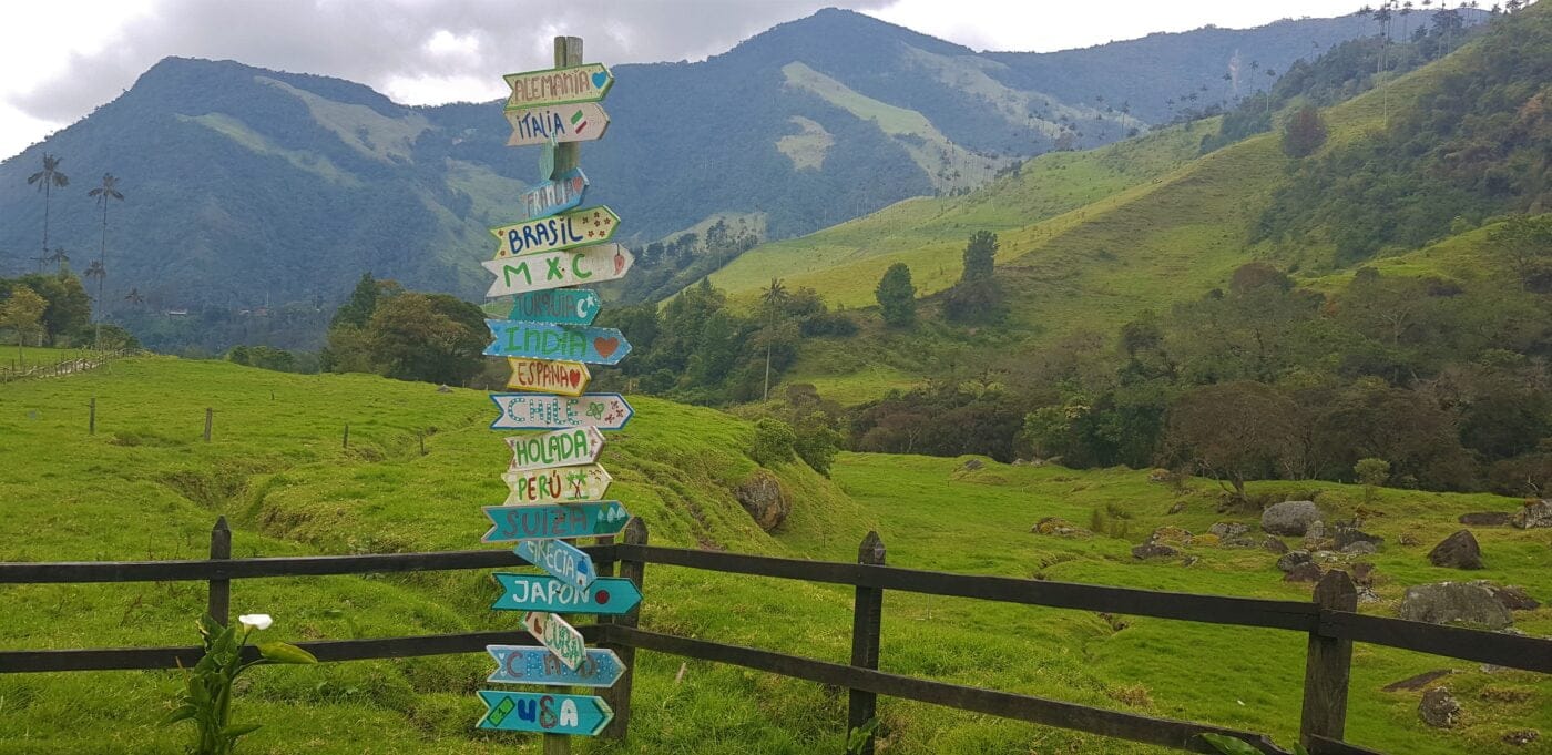 Flugreisen und der Wegweiser in Columbien