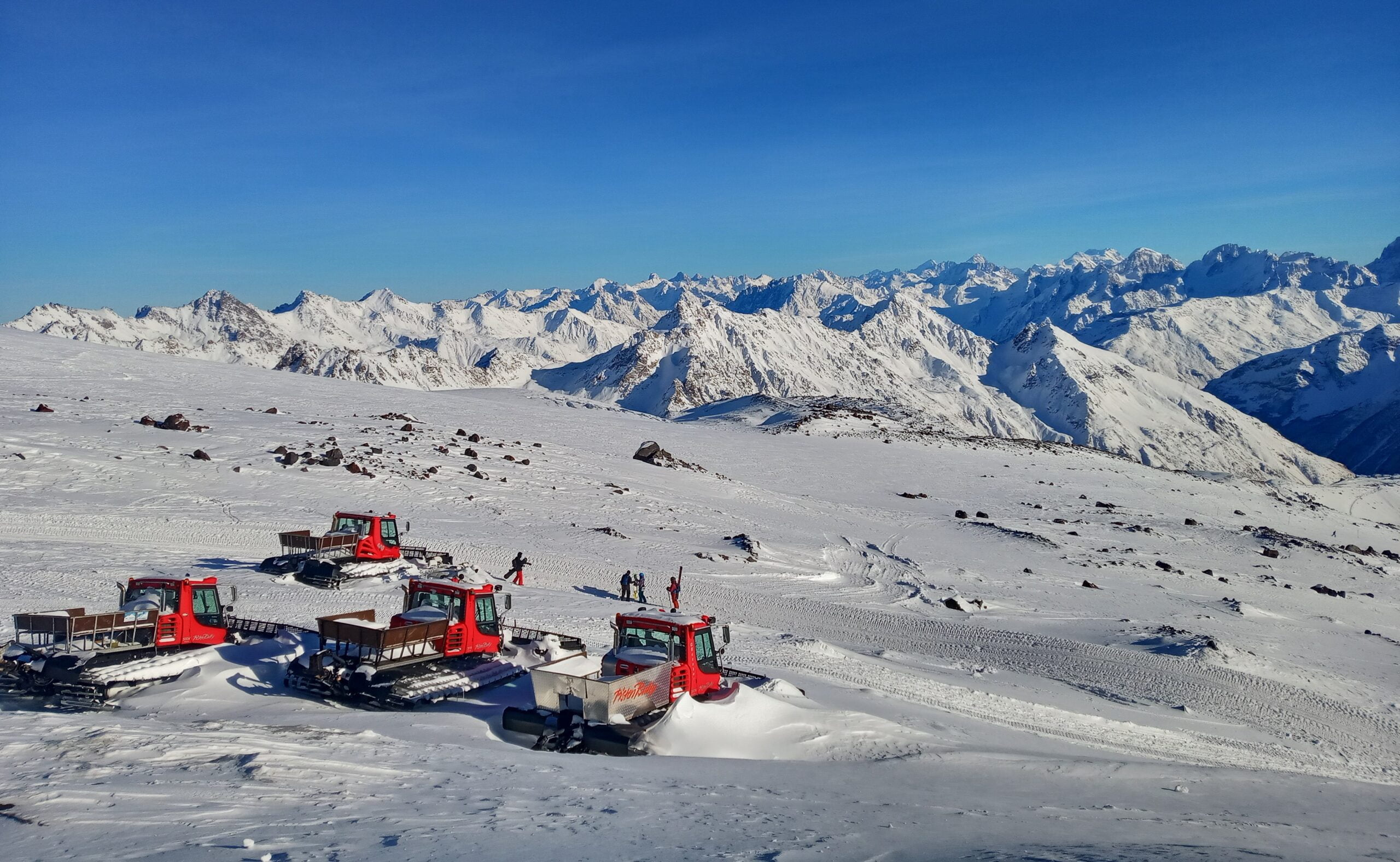 Pistenmaschinen oder Pistenbullys in Elbrus