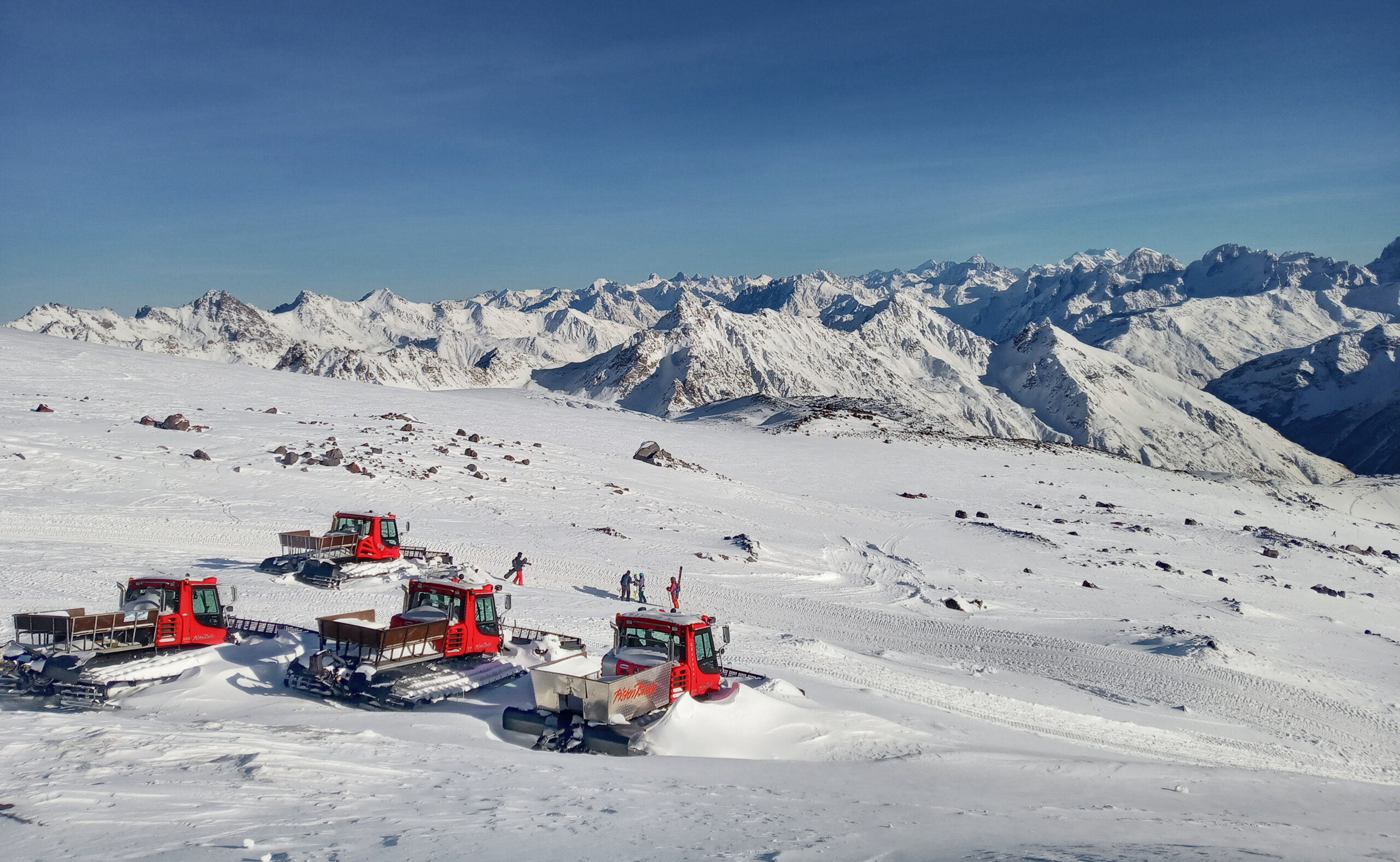 Pistenmaschinen oder Pistenbullys in Elbrus