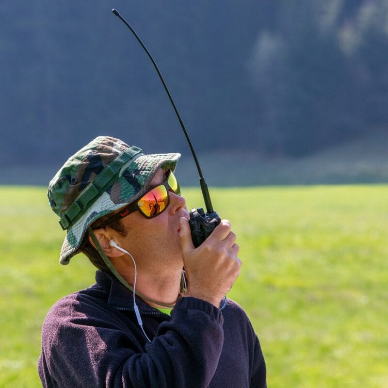 Fluglehrer mit dem Funk bei der Arbeit