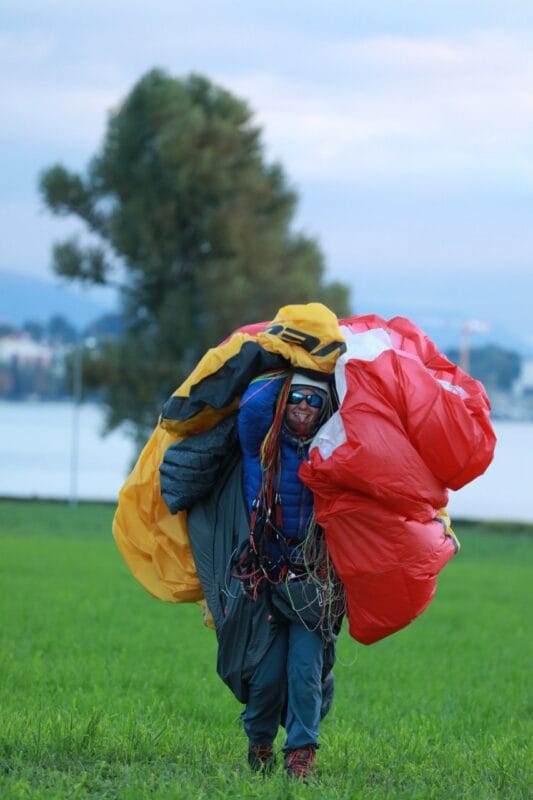 Gleitschirm tragen nach der Landung