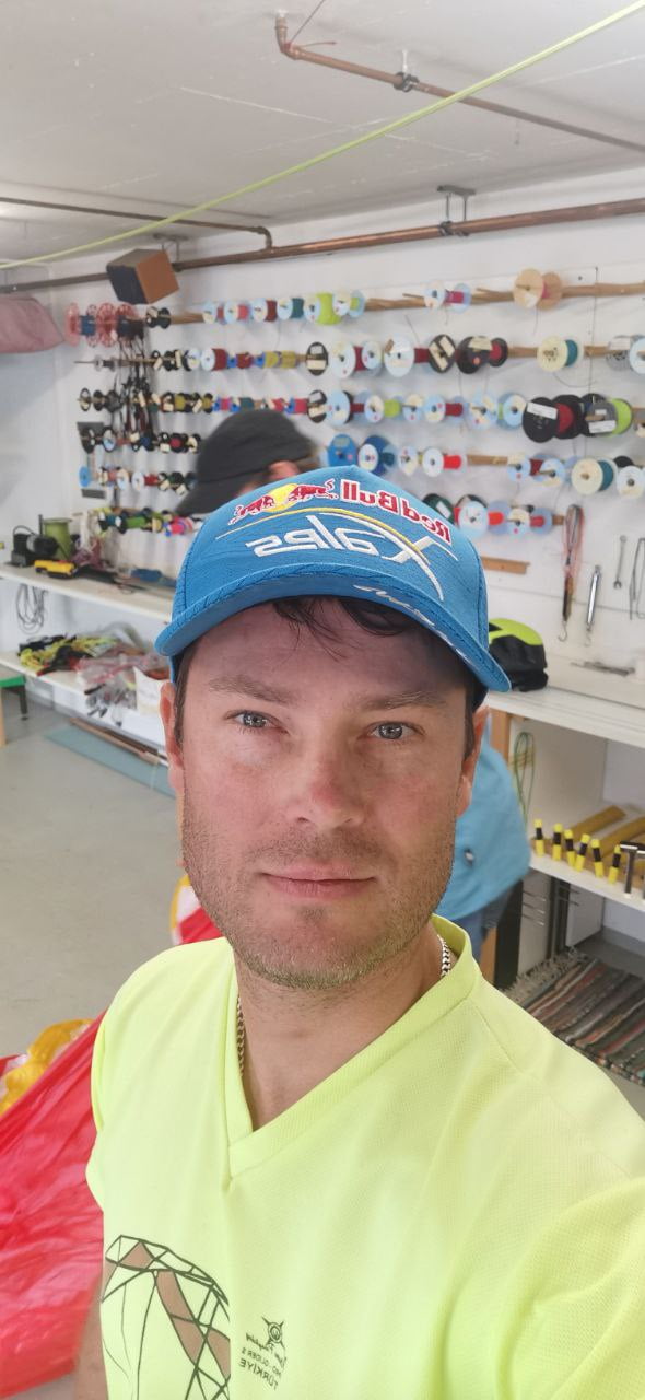 Eugen Wolf in in der Werkstatt mit Redbul Cape