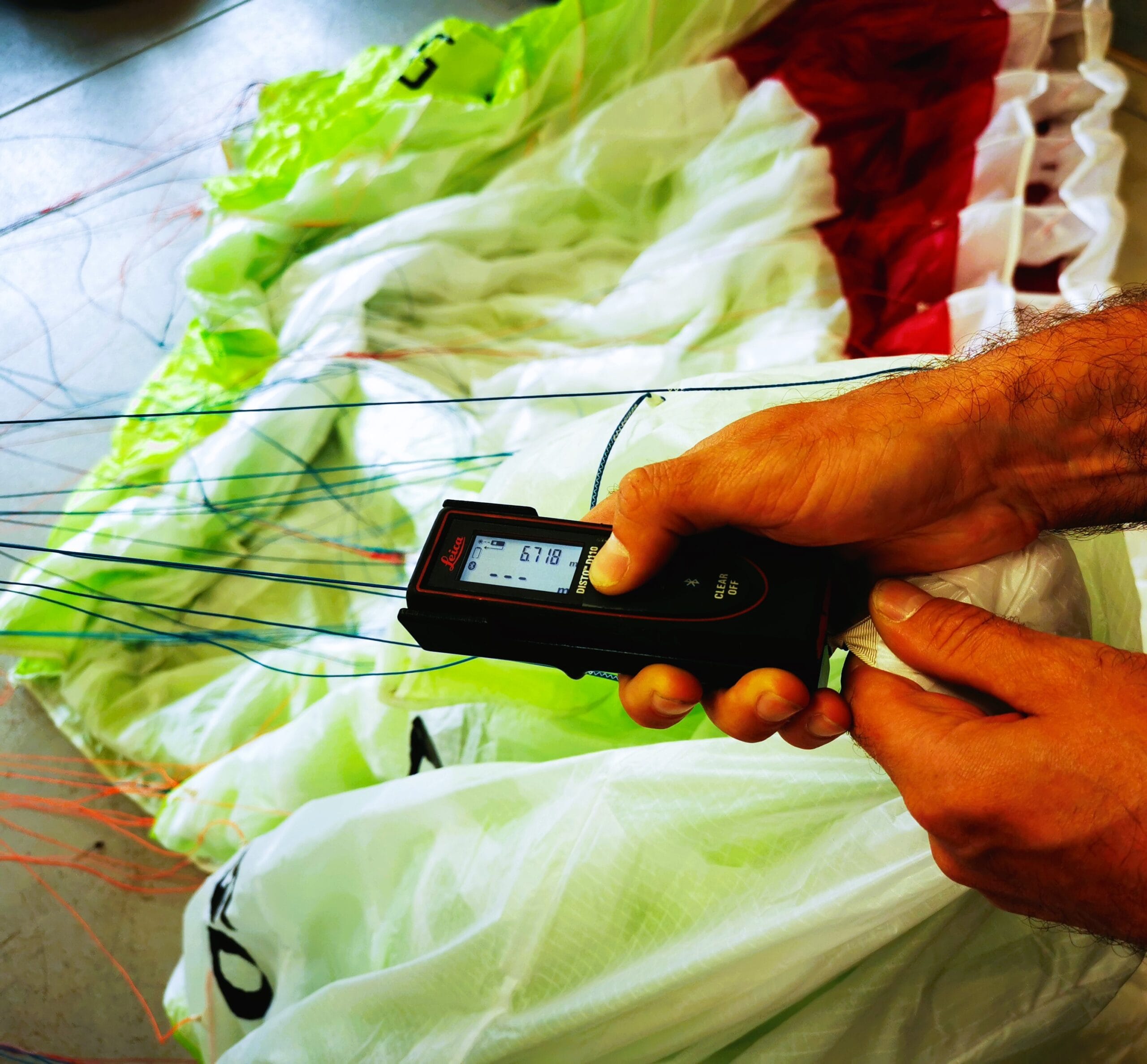 Leinen messen mit Lasermessgerät für weitere trim tuning