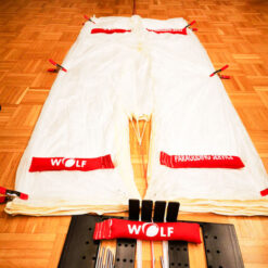 Retter packen vor Einbau ins Gurtzeug, Packhilfe, Sandsack mit blei. Wolf paragliding service.