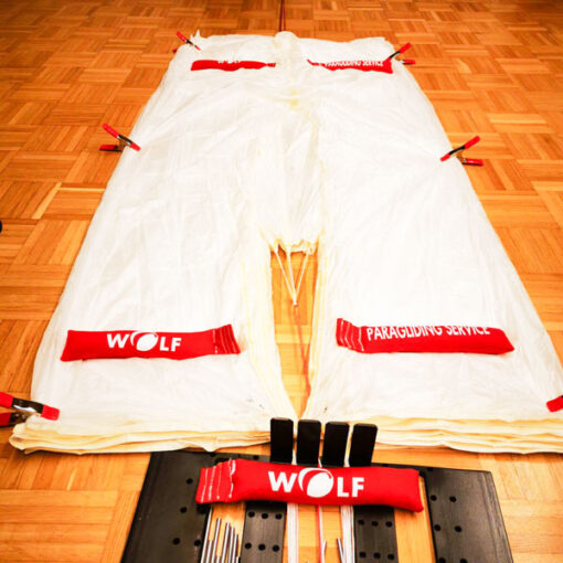 Retter packen vor Einbau ins Gurtzeug, Packhilfe, Sandsack mit blei. Wolf paragliding service.